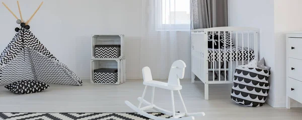 Weißes und schwarzes Zimmer — Stockfoto