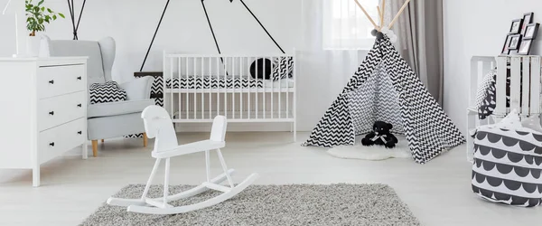 Espaçoso quarto de bebê brilhante — Fotografia de Stock