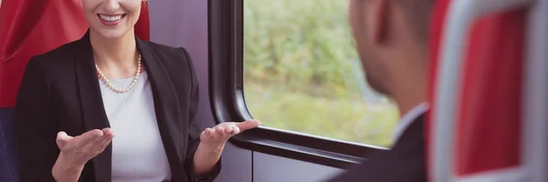 Empresários falando em um trem — Fotografia de Stock