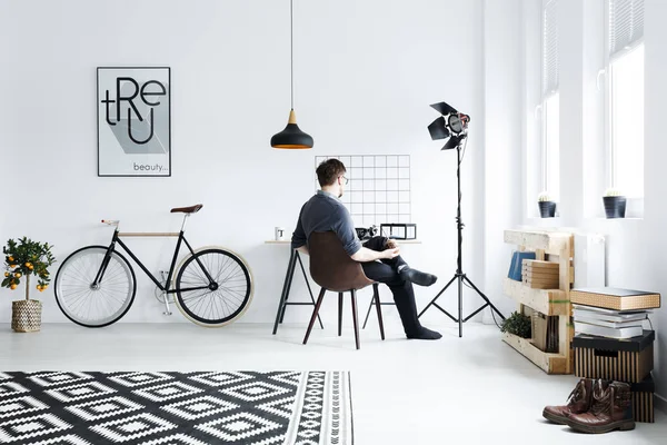 Weiße Wohnung mit Schreibtisch — Stockfoto