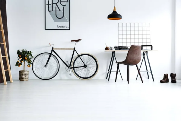 Einfaches, weißes Zimmer mit Fahrrad — Stockfoto