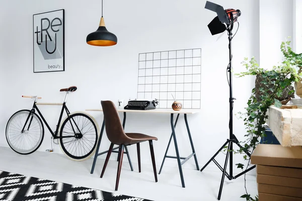 Espace de travail moderne à domicile avec lampe — Photo
