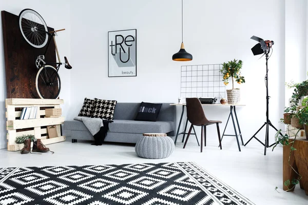 Moderne, weiße Wohnung mit Sofa — Stockfoto