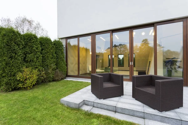 Patio met tuinmeubilair — Stockfoto