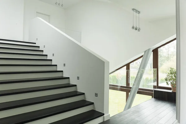 Просторный коридор с лестницей — стоковое фото