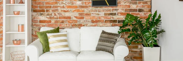 Sofa terhadap dinding bata — Stok Foto