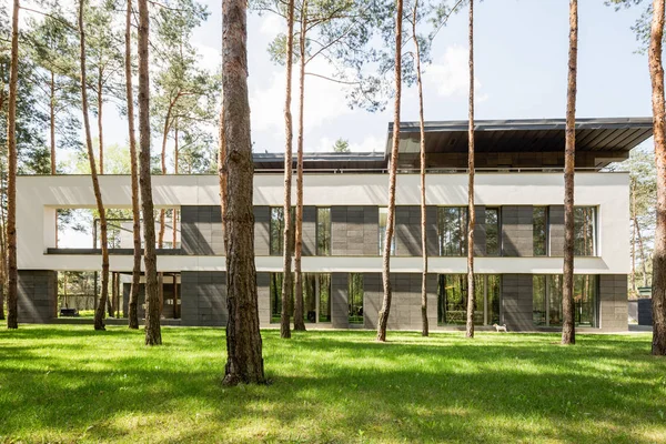 Moderna hus exteriör i skogen — Stockfoto