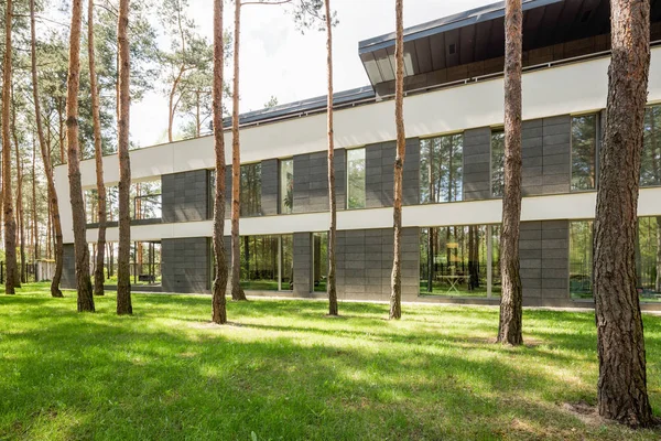 Villa midden in het bos — Stockfoto