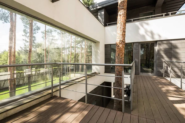 Großes Haus im Wald mit Terrasse — Stockfoto