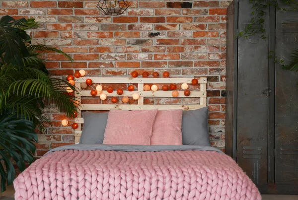 Sovrum med rosa säng — Stockfoto