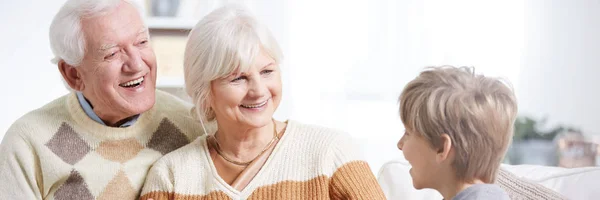 Junge und Großeltern lachen — Stockfoto