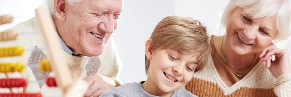 Junge mit Großeltern — Stockfoto