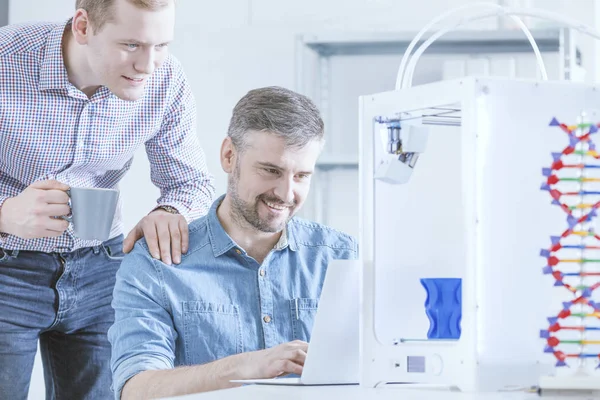 Uomini che guardano la stampa 3D — Foto Stock
