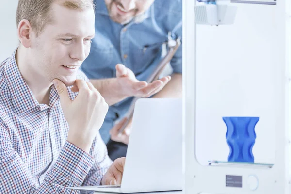 Hombre observando el proceso de impresión 3D — Foto de Stock