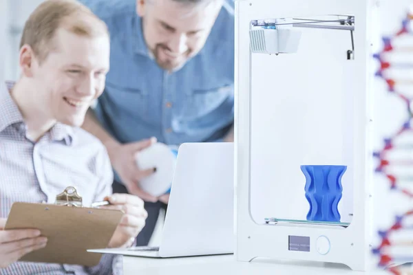 Iki adam ile 3D printerlere harcama maddeler — Stok fotoğraf
