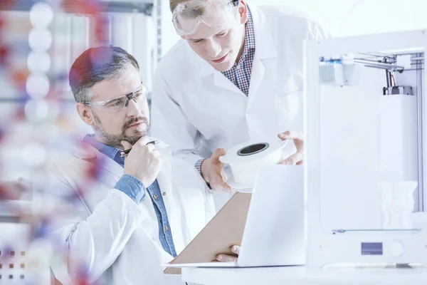 Scientists conferring in laboratory — Stock Photo, Image