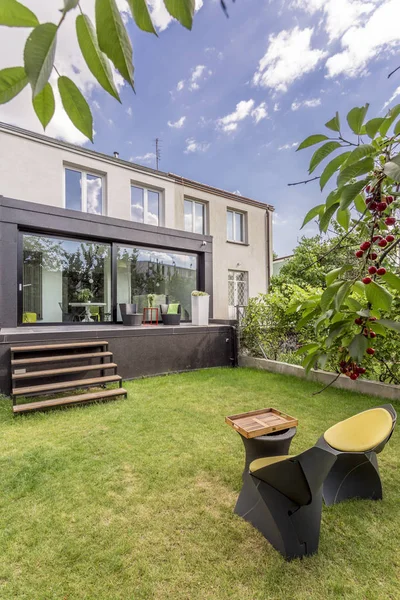 Casa moderna con giardino minimalista — Foto Stock