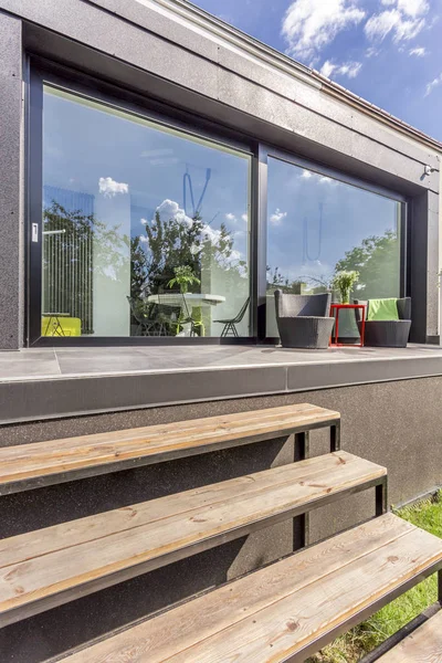 Casa moderna com janelas panorâmicas e terraço — Fotografia de Stock