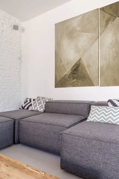 トレンディな部屋で灰色コーナーソファ — ストック写真