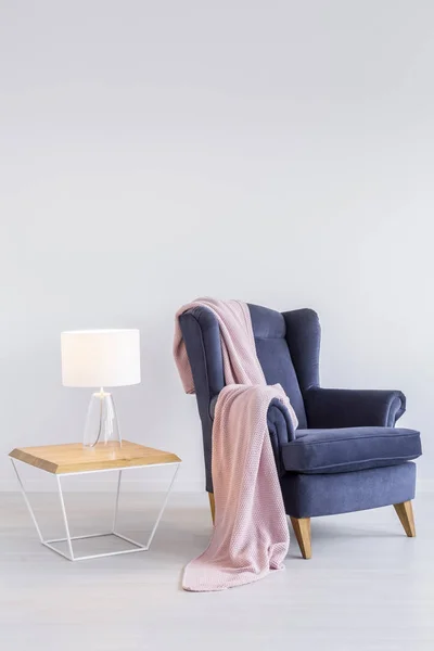 Розовое одеяло на кресле — стоковое фото