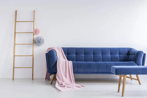 Canapé bleu en chambre blanche — Photo