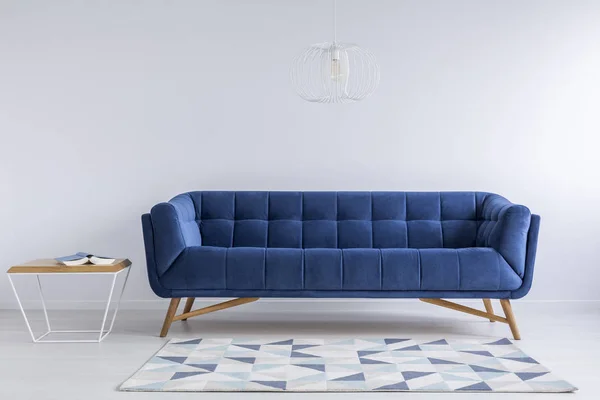 Άνετο μπλε καναπέ — Φωτογραφία Αρχείου