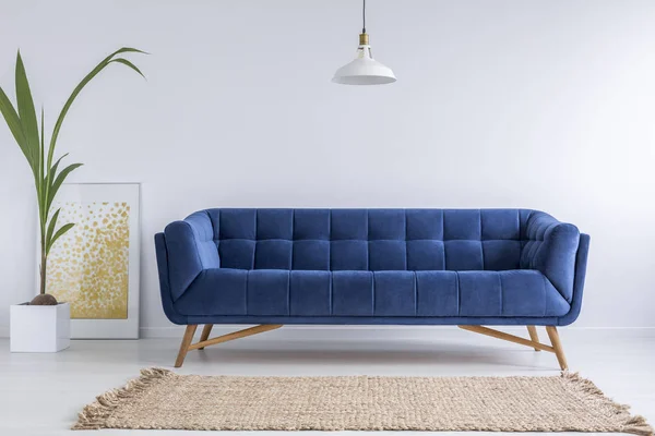 Sofá azul y alfombra de mimbre — Foto de Stock
