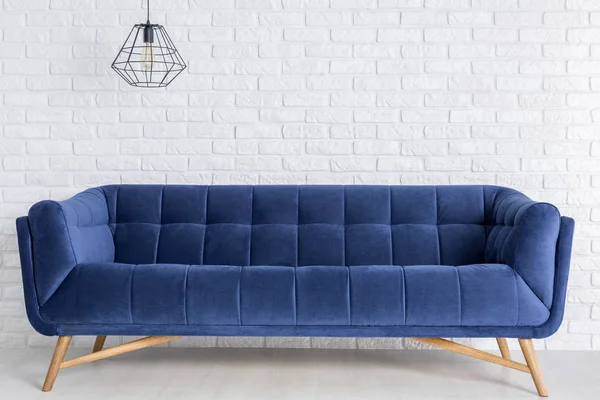 Blå soffa och tjusiga lampa — Stockfoto