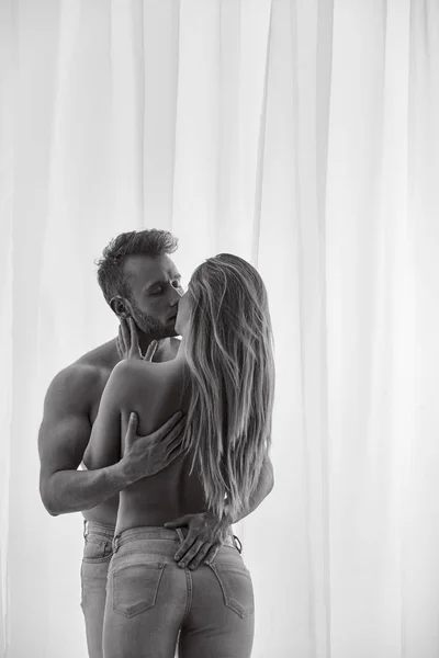 Erotic couple during the kiss — Stock Photo, Image