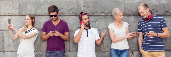 Mensen die telefoons gebruiken — Stockfoto