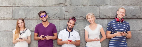 Gente de pie contra una pared — Foto de Stock