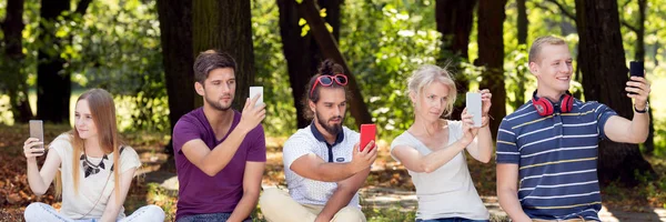 Amigos tomando selfies —  Fotos de Stock