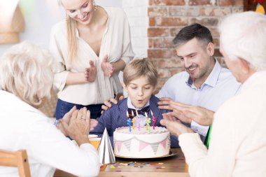 Mumları üfleme çocuk