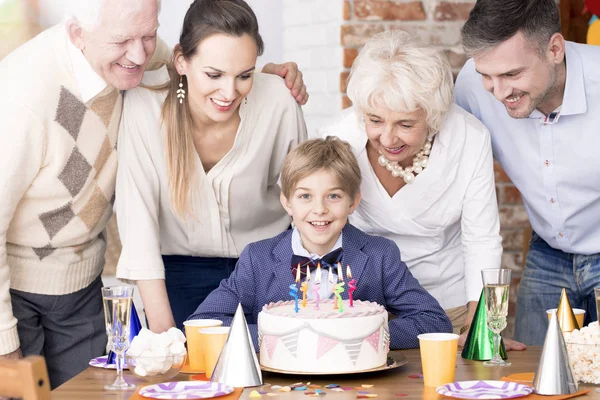 Compleanno ragazzo e la sua famiglia — Foto Stock