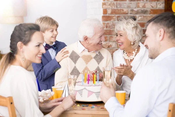 Äldre man firar födelsedag — Stockfoto