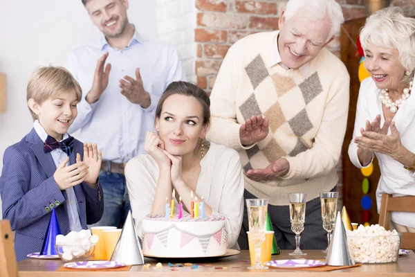 Mulher fazendo desejo de aniversário — Fotografia de Stock