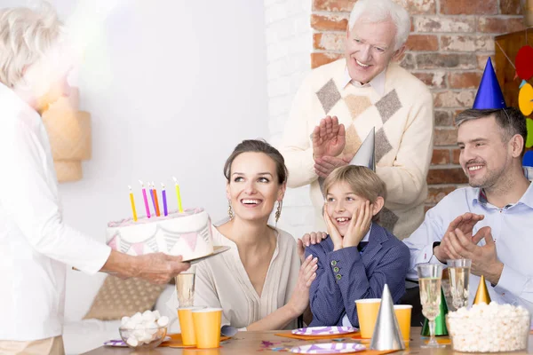 Mormor håller födelsedagstårta — Stockfoto