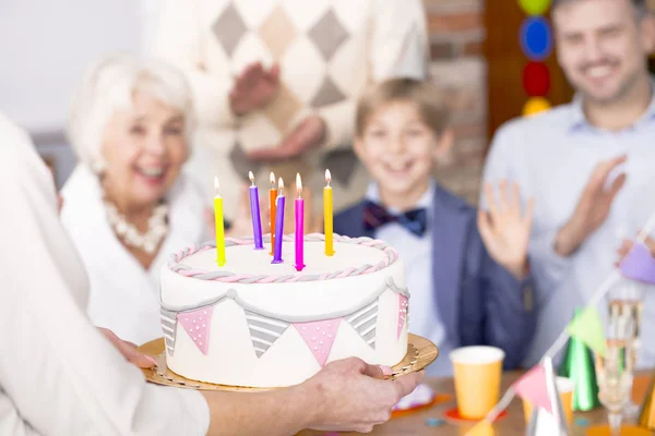 Bella torta di compleanno con decorazione — Foto Stock