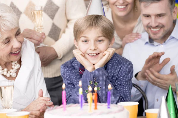 Compleanno ragazzo guardando torta — Foto Stock