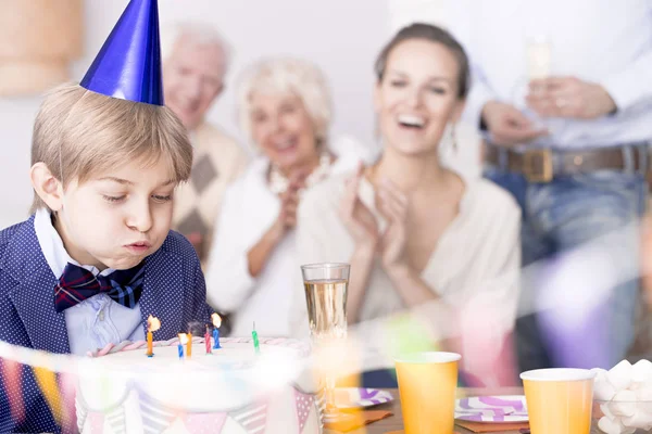 Criança soprando velas — Fotografia de Stock