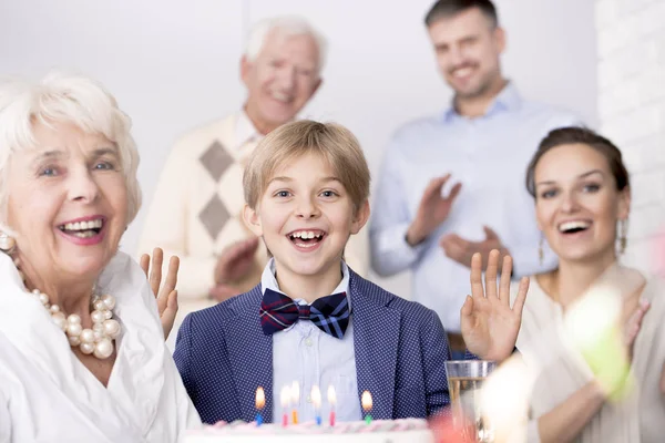 Kärleksfull familj att ha födelsedagsfest — Stockfoto