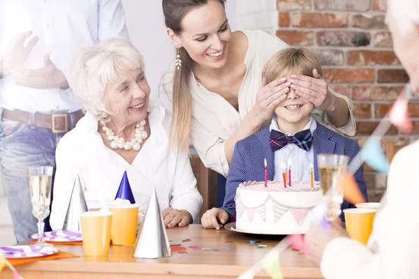 Menino fazendo festa surpresa de aniversário — Fotografia de Stock