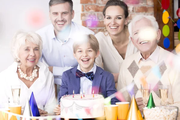 Большая семья празднует день рождения — стоковое фото