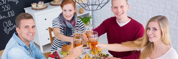 Freunde beim Abendessen — Stockfoto