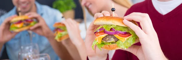 Hambúrguer cheio de ingredientes — Fotografia de Stock