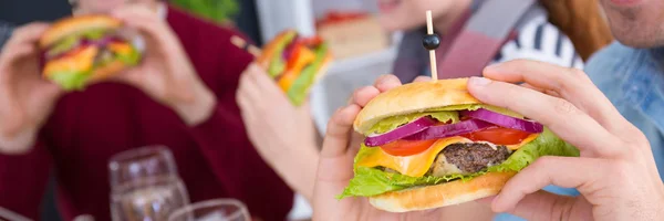 Close-up de comer hambúrgueres — Fotografia de Stock