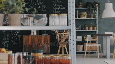 Metal kitaplık ile endüstriyel daire