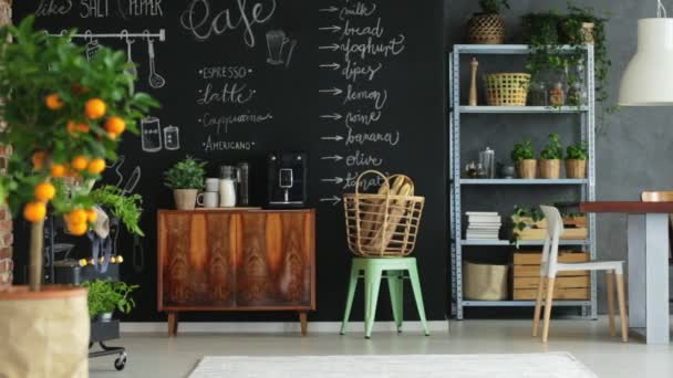 Intérieur de la maison avec table en bois — Video