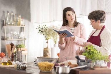 Kadın bir yemek kitabı okuma
