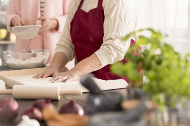 Pasta pişiren kadın.